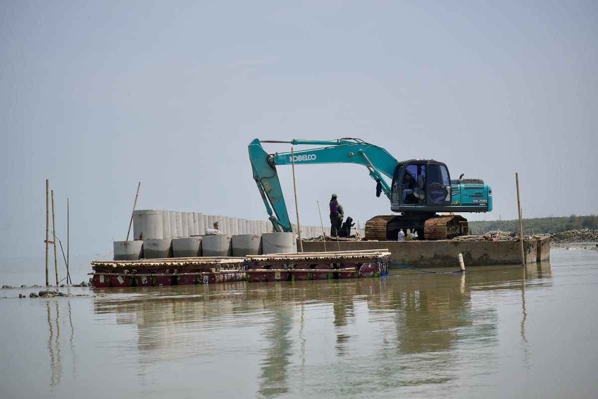 Kurangi Ancaman Abrasi, Gelombang Laut dan Banjir Rob, Jateng Bangun hybrid sea wall
