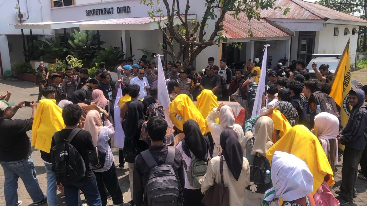 Refleksi Sumpah Pemuda, Ormawa se-FIB UNKHAIR Datangi DPRD Kota Ternate Sampaikan Tujuh Tuntutan