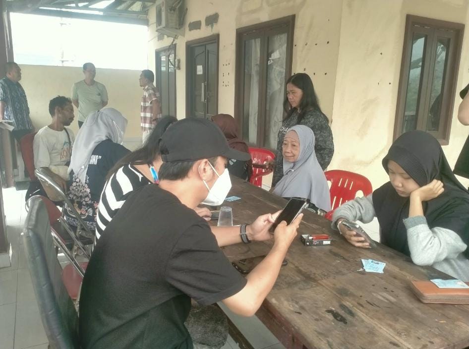 Warga Menteng Palangka Raya Aktifkan Identitas Kependudukan Digital di Masjid