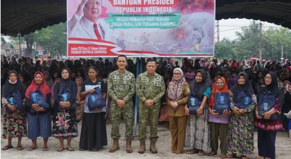 Pangdam dan Dandim Turun Langsung, Warga Terdampak Karhutla Terima Bantuan Presiden