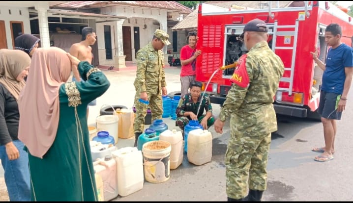 TNI Hadir di Tengah Krisis Air, 251 KK Warga Banua Hanyar Dapat Bantuan