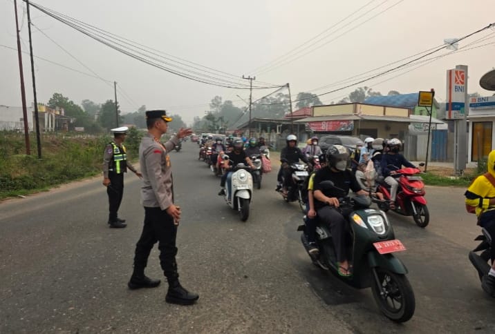 Kapolres Tabalong Pimpin Langsung Pengaturan Lalu Lintas, Hadir Layani Masyarakat