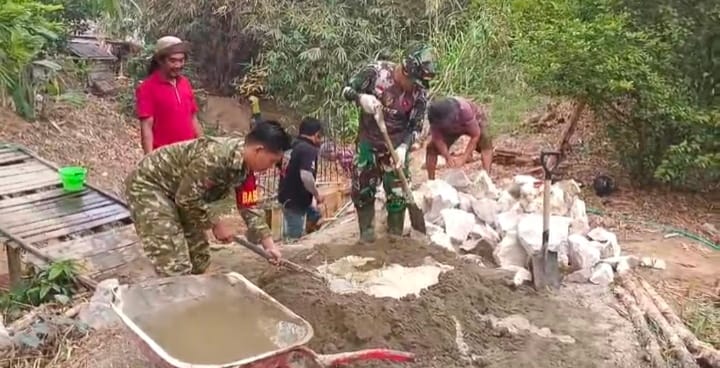 Hari Libur Tak Surutkan Semangat Gotong Royong, Pembangunan Jembatan Garuda di HST Terus Berlanjut
