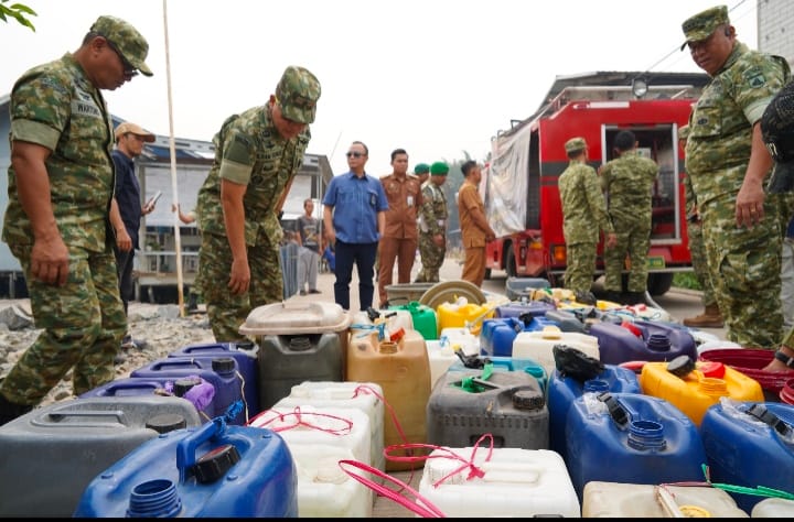 Kekeringan Hambat Kebutuhan Warga, Korem 101/Antasari Distribusikan 21.000 Liter Air Bersih