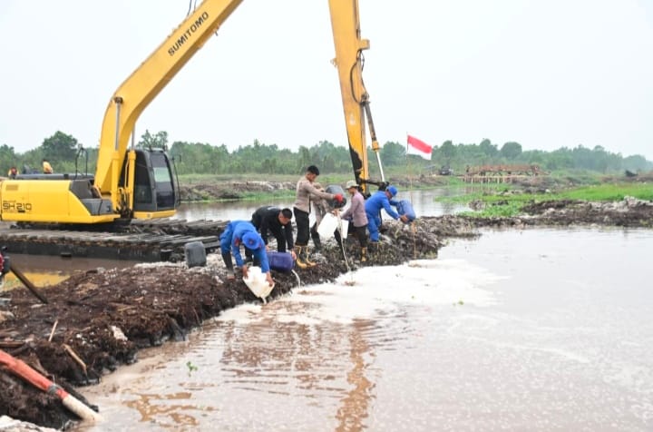 Penanganan Karhutla dengan Surfaktan dan Water Bombing di Kab Banjar Kalsel