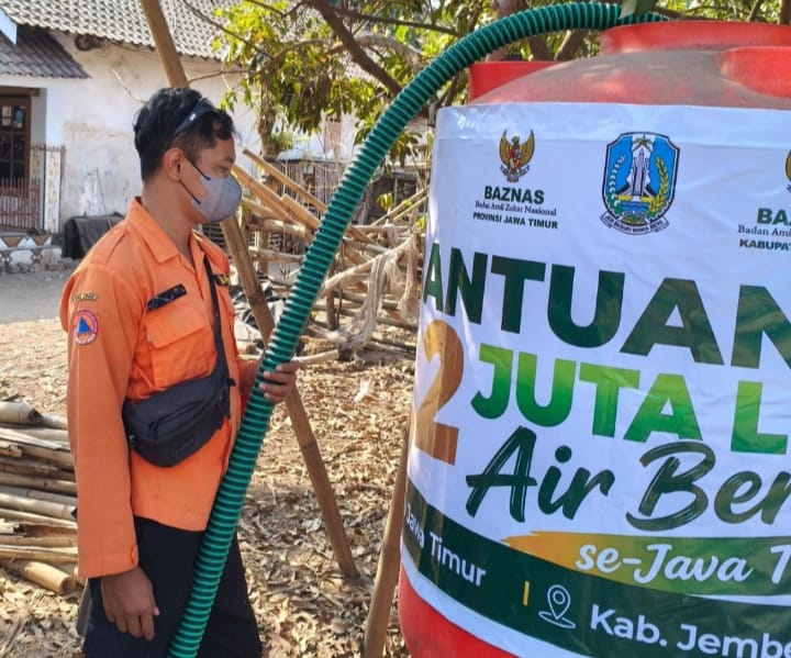 BPBD Jember Bersama BAZNAS Salurkan 10.000 Liter Air Bersih untuk Warga Baratan