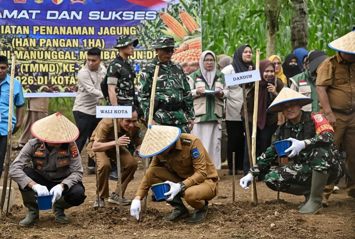 Dukung Ketahanan Pangan, Wali Kota dan Dandim 0310/SS Tanam Jagung Hibrida 1 Hektare Lewat TMMD ke-130