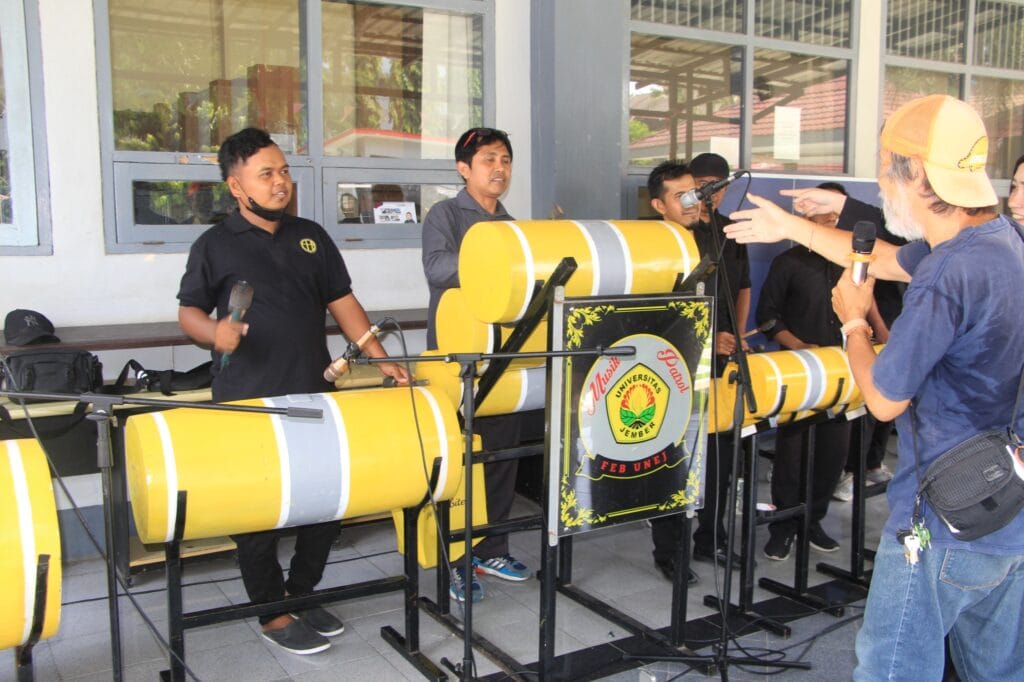Dosen Musik Tokyo Kunjungi Kampus Universitas Jember, Tertarik Penampilan  Musik Patrol