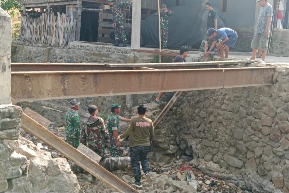 Kodim 1425/Jeneponto Satukan Tenaga Bersama Warga, Langkah Awal Rehabilitasi Jembatan