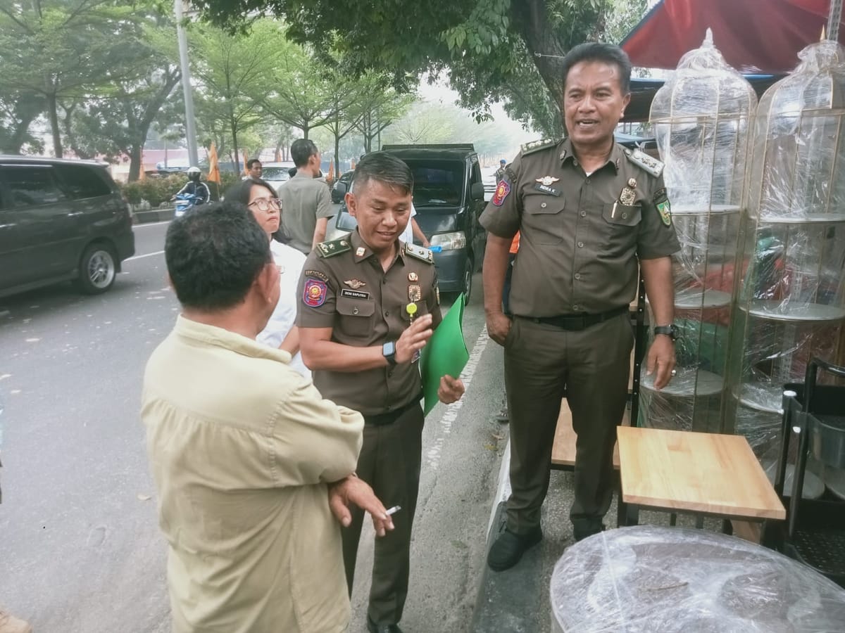 Diduga Ambil Hak Pejalan Kaki,Toko Mebel Jalan Sudirman Pekanbaru Disosialisasi Satpol PP