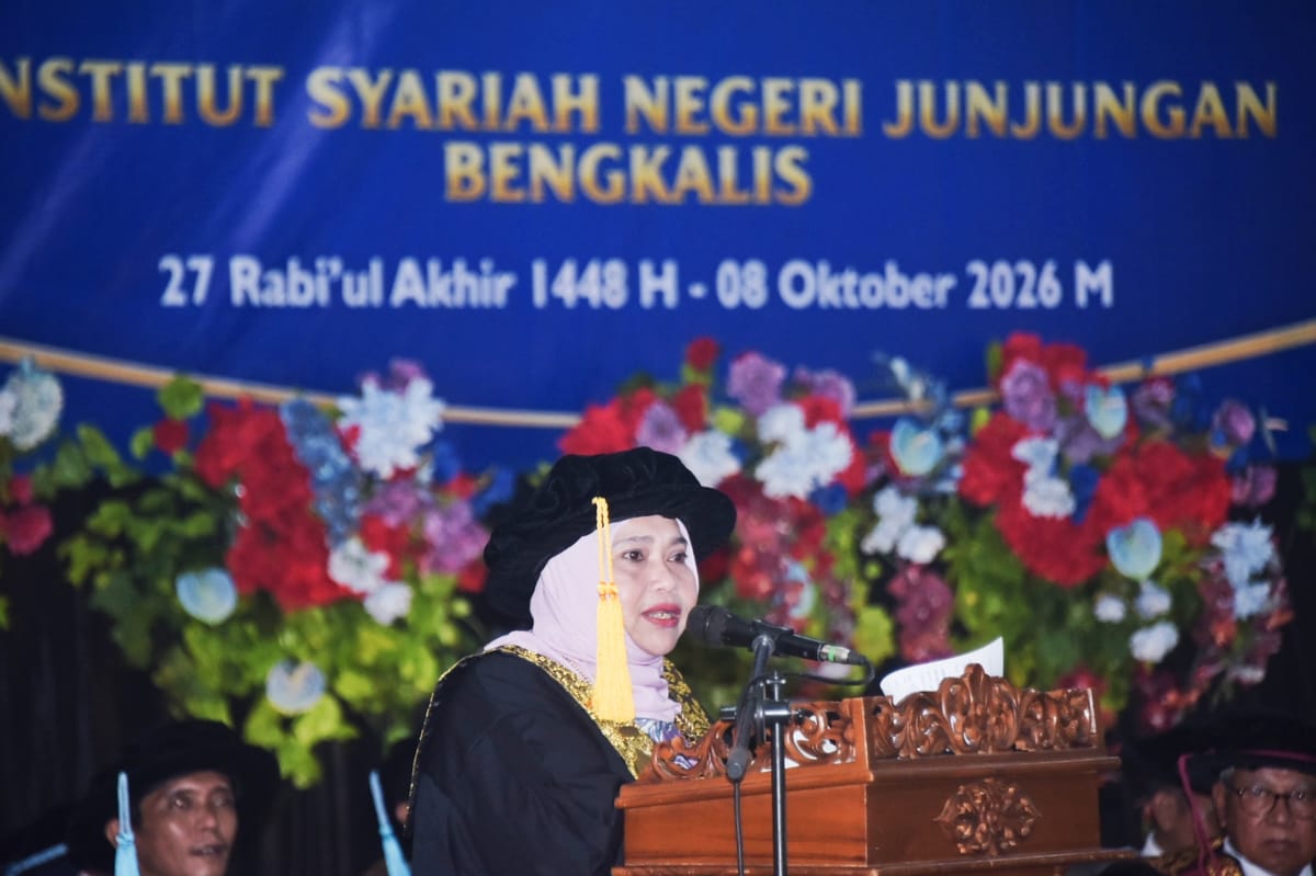 Hadiri Wisuda XVIII IsNJ Bengkalis, Hj Kasmarni: Wisuda Bukan Akhir Perjuangan