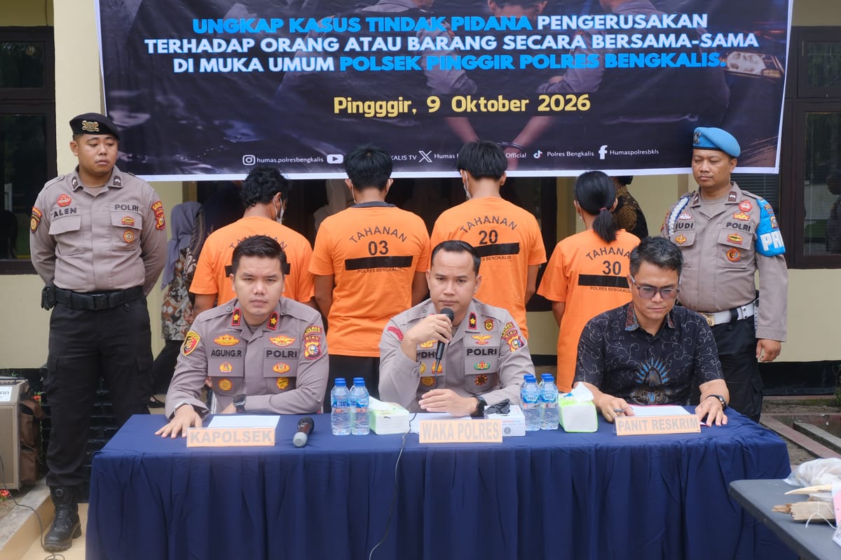 Polres Bengkalis Gelar Press Conference di Mapolsek Pinggir, Ungkap Kasus Perusakan PT Adei
