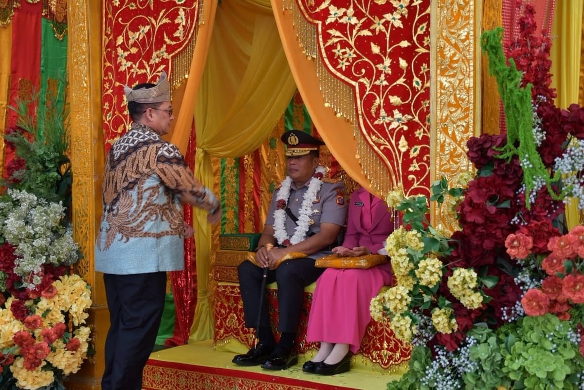 Sertijab Kapolda Riau, Irjen Pol Arman Achdiat Disambut Tepuk Tepung Tawar