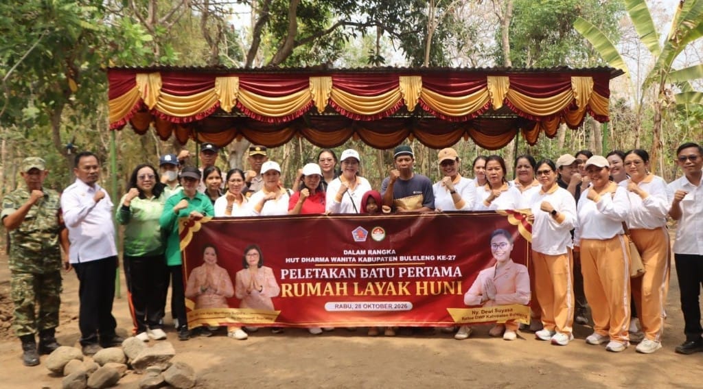 Dharma Wanita Persatuan Buleleng Serahkan Bantuan Bedah Rumah