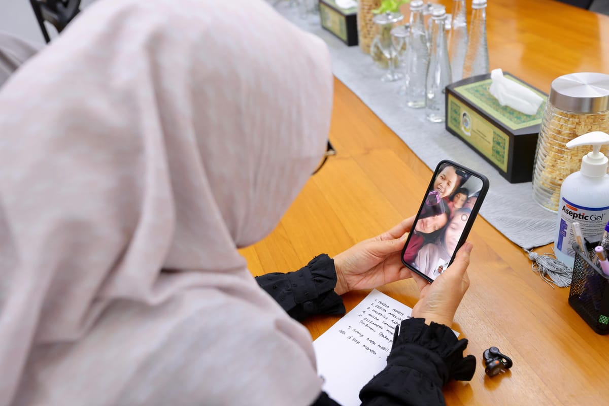 Bupati Banyuwangi Menyapa Rombongan Penari Gandrung Sewu Korban Kapal Terbakar melalui Video Call