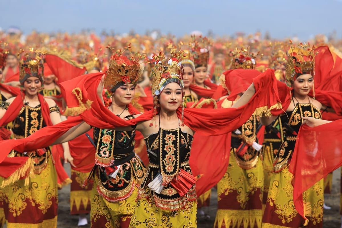 Ribuan Wisatawan Padati Penerbangan ke Banyuwangi demi Tonton Tari Kolosal Gandrung Sewu