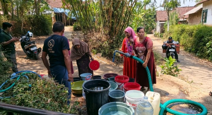 Ratusan KK di Jember Kesulitan Air Bersih, BPBD dan PMI Salurkan Bantuan