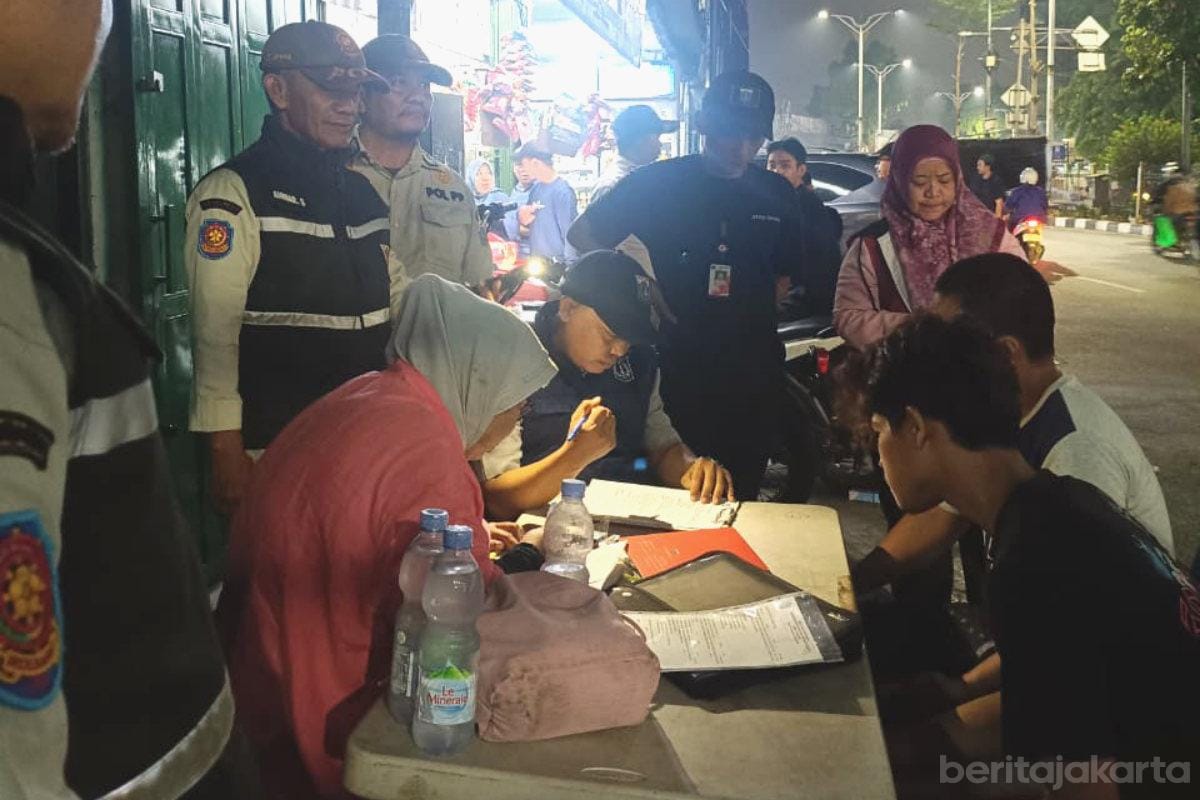 OTT Sampah Liar di Kramat Jati, 25 Pelanggar Didenda Rp1,4 Juta
