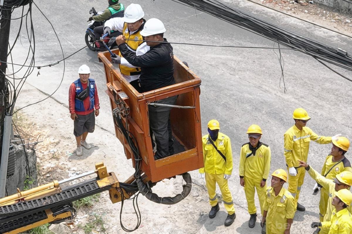 Relokasi 7,6 Kilometer Kabel Udara di Jakbar, Trotoar dan Saluran Ditata