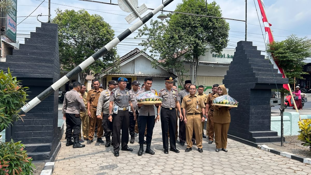 Hangat Penuh Solidaritas, Pemcam dan Polsek Sukowono Rayakan HUT TNI ke-81 Bersama Koramil