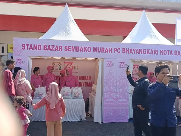 Ibu-ibu Bhayangkari Polresta Banyumas bagikan 500 Paket Sembako