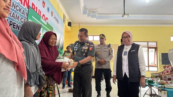 TNI dan BULOG Bersinergi Salurkan Bantuan Pangan dan Gelar Gerakan Pangan Murah di DIY.