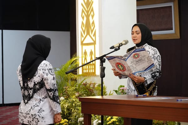Wulan Sari Mirza Kukuhkan Elviana Sebagai Penggerak Pendidikan Kabupaten Mesuji