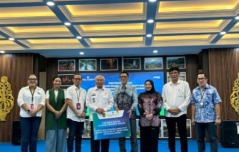Bank Kalsel Serahkan CSR Pembangunan Spot Pasar Terapung di TMII
