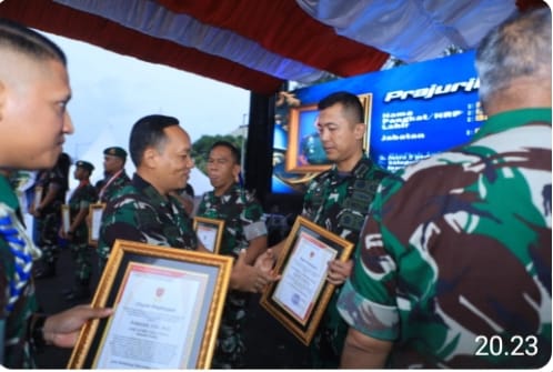 Pangdam VI/MLW Beri Penghargaan Kepada Dandim 1002/HST Atas Prestasi Tingkat Nasional