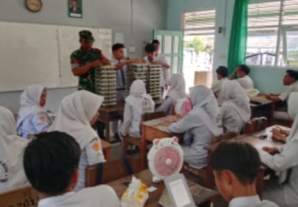 Babinsa Dampingi Penyaluran MBG di Barabai, Ribuan Siswa Terima Makanan Bergizi
