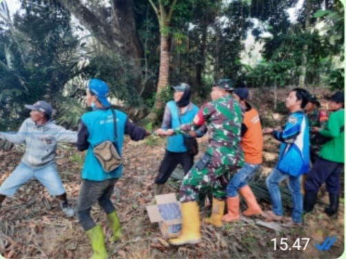Gotong Royong Bersihkan Sungai, Koramil Labuan Amas Utara Wujudkan Kepedulian Lingkungan