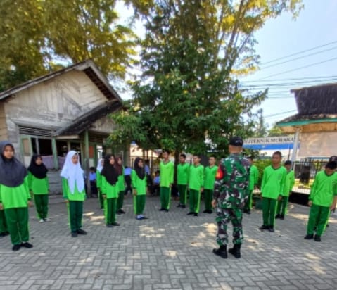 Babinsa Koramil 1002-06/Barabai Latih Disiplin Siswa MTs Diniyah Lewat PBB