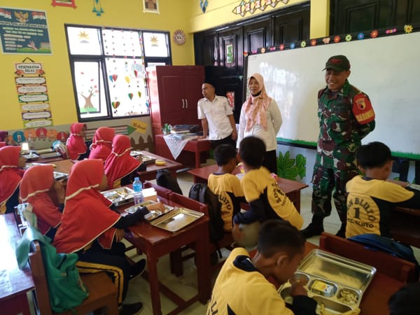 Babinsa Kawal Penyaluran Makanan Bergizi Gratis ke-31 Sekolah di Bluto