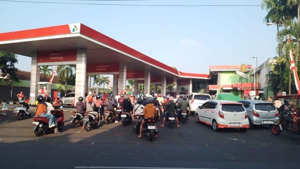 Antrian Panjang di SPBU Jember, Jalan Raya Jadi Macet
