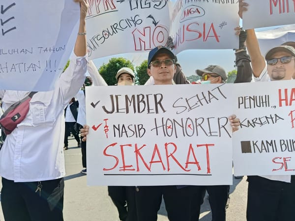 Ratusan Tenaga Honorer Aksi Damai Tuntut Kejelasan Status