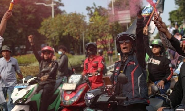 Polres Metro Jakarta Pusat Menutup Jalan Merdeka Selatan Imbas Demo Ojol