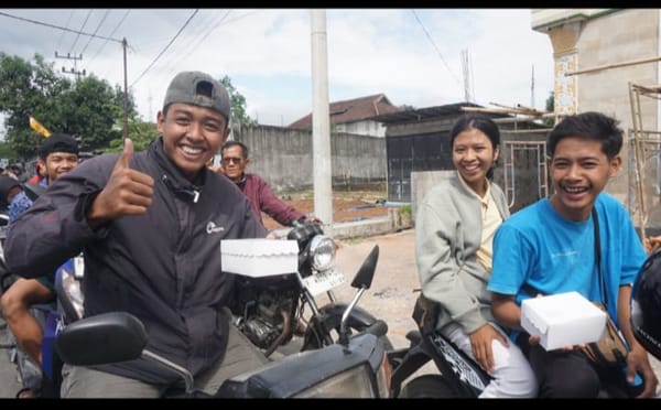 Bagian Kesejahteraan Rakyat Jember Tebar Kepedulian di Antrean BBM