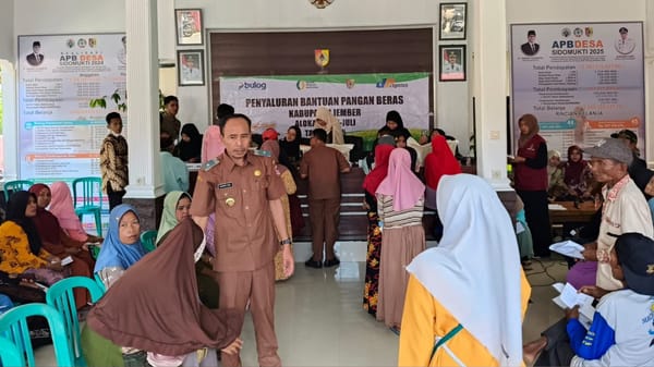 Sejumlah 1.210 Keluarga Penerima Manfaat Desa Sidomukti Menerima Bantuan Beras