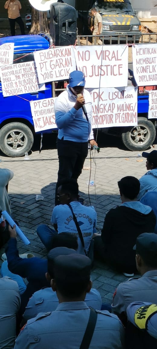 Demo Masyarakat Tuntut Penyelesaian Konflik Lahan Ke Kantor PT Garam Kalianget Sumenep