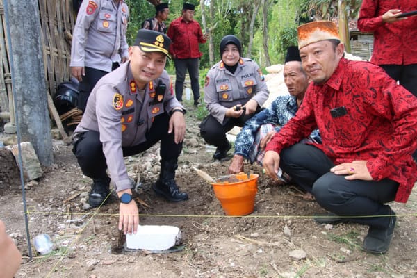 Kapolres Sumenep Laksanakan Peletakan Batu Pertama Pembangunan Rumah Warga di Desa Gunung Kembar