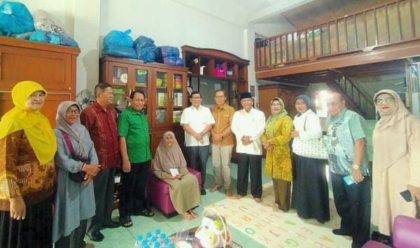 Dalam Rangka HUT Ke 63 : PWRI Kota Padang Berbagi Tali Kasih