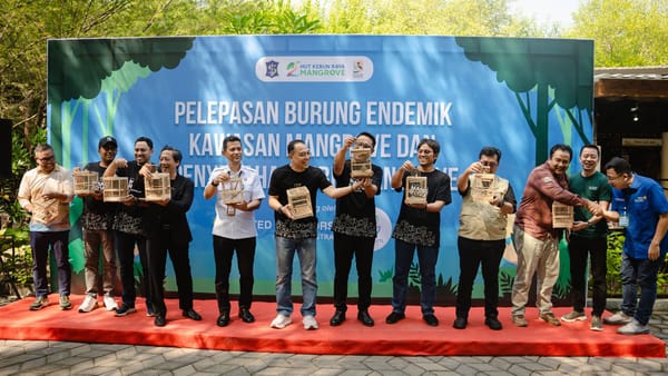 United Tractors Lepas Burung Endemik di Kebun Raya Mangrove Surabaya