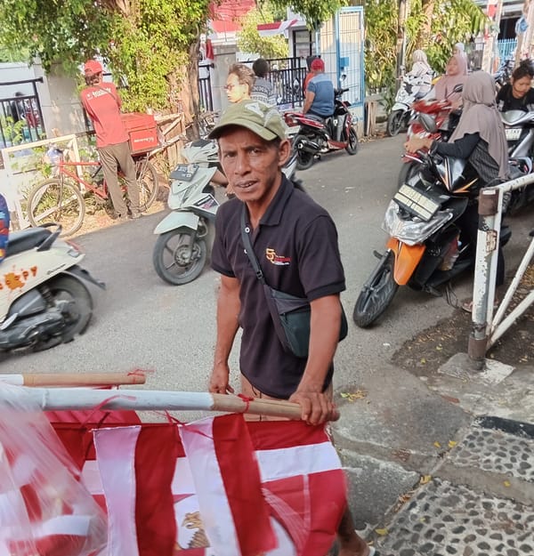 Pedagang Bendera Bersaing Ketat dengan Penjual Online: