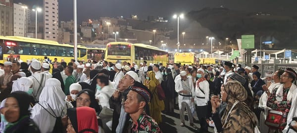 Bus Shalawat Dihentikan, Antrean Padat, Banyak Jemaah Pilih Taksi