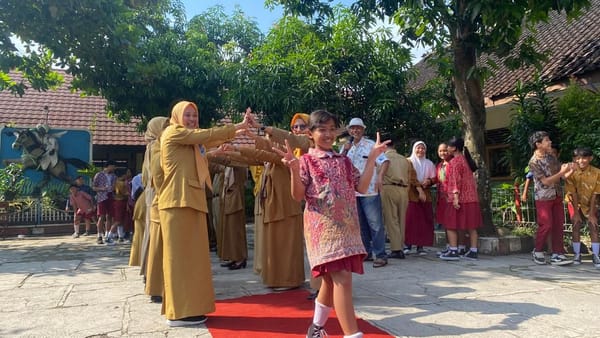 Di Solo Melepas Lulusan Dengan Unik, Brobosan