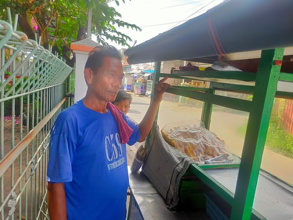 Empat Dekade Keliling, Mislan Setia Jualan Pisang Molen