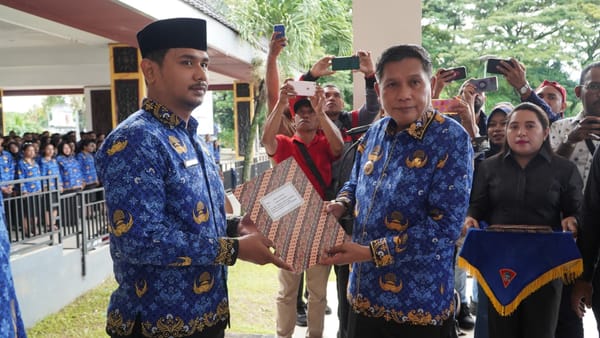 Walikota Ambon Serahkan SK Kepada 914 CPNS: “Jadikan Ambon Rumahmu, Mengabdi Penuh Loyalitas”