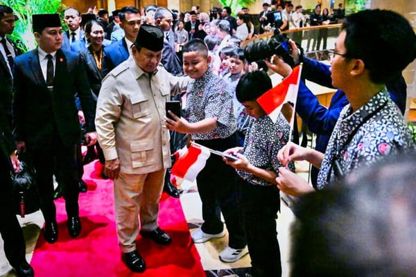 Warga dan Pelajar Indonesia di Singapura Antusias Sambut Kedatangan Presiden Prabowo