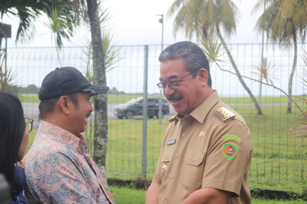 MENTERI PPN/BAPPENAS TIBA DI AMBON, DISAMBUT GUBERNUR MALUKU.