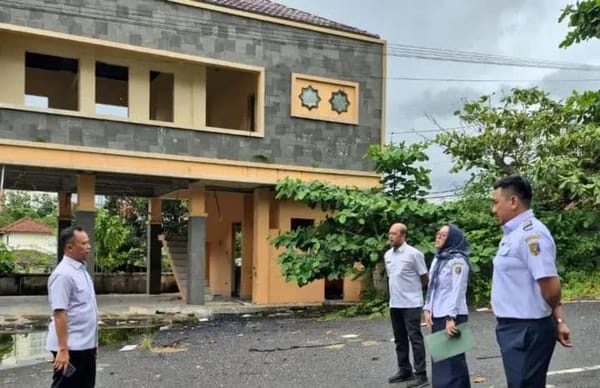 Lama Terlantar, Gedung Eks Kantor Dishub Lampung Semakin Memprihatinkan.